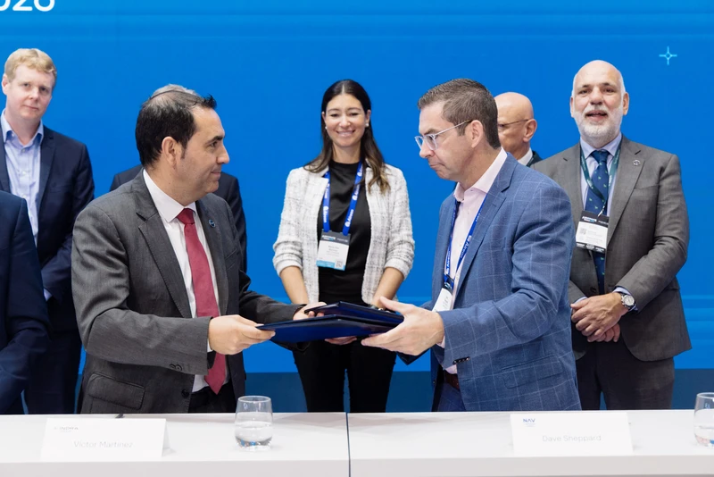 En primer término, de izquierda a derecha, Víctor Martínez, director general de ATM de Indra Group y David Sheppard, vicepresidente y director de Tecnología e Información de NAV CANADA.